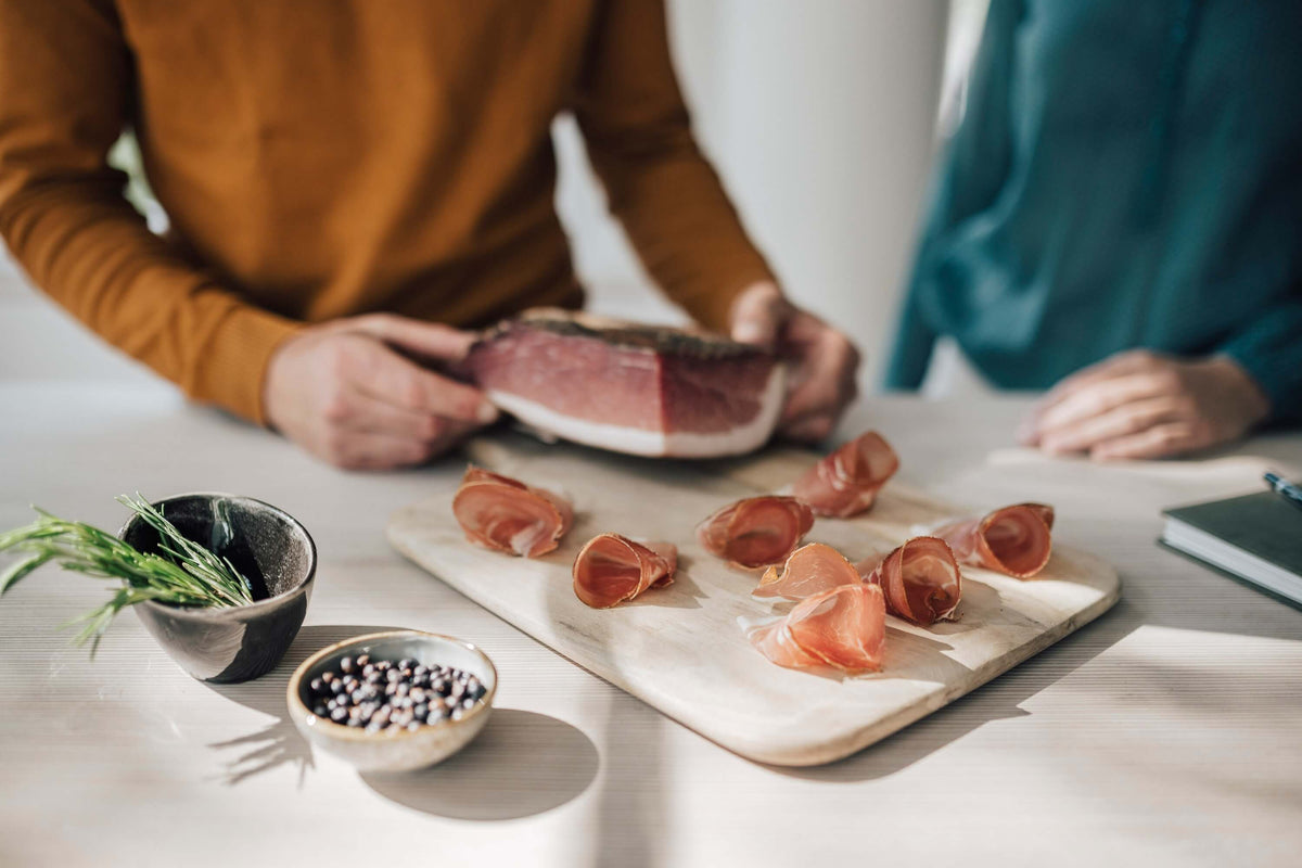 Franz' Speck auf einem Holzbrett